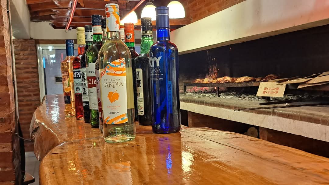 Barra_con_bebidas_alcholicas_2